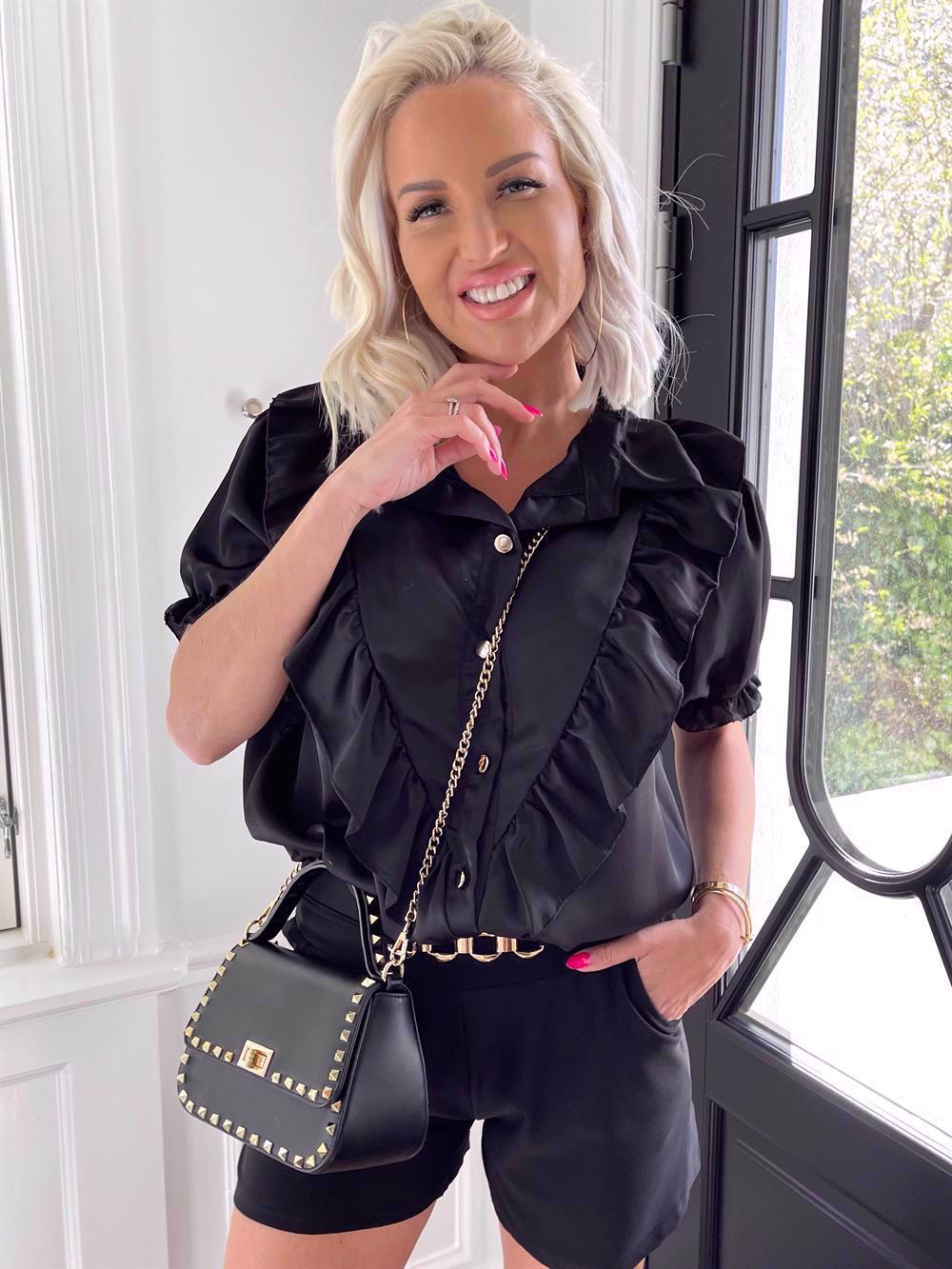 Junia - Skjorte i silkelook med flæser og guld knapper